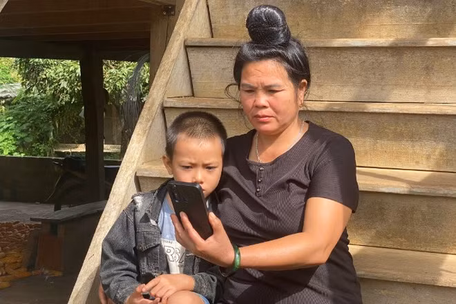 Bà Lò Thị Chinh rất vui khi được dẫn cháu “đi xem” triển lãm theo cách chưa từng có. Triển lãm số, vì thế, không chỉ là tri thức mà còn là cầu nối giữa các thế hệ.