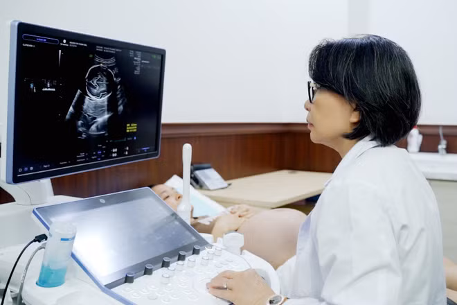 Bác sĩ Hiền Lê khuyến cáo, việc khám thai đúng lịch và siêu âm đầy đủ các mốc quan trọng có ý nghĩa quyết định trong việc phát hiện sớm bất thường, mở rộng cơ hội sống cho thai nhi.