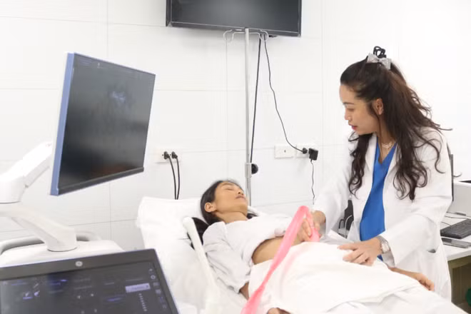 Người bệnh được thăm khám tại Bệnh viện Phụ sản Trung ương. 
