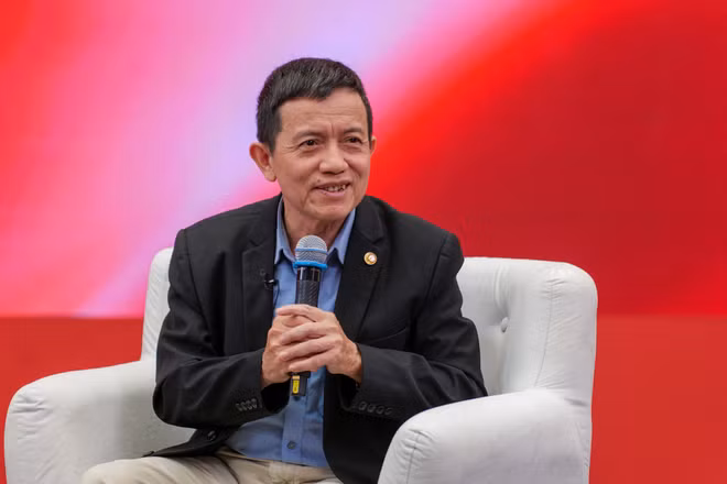 Phó Giáo sư, Tiến sĩ Nguyễn Mạnh Hà, nguyên Phó Viện trưởng Viện Lịch sử Quân sự Việt Nam, nguyên Viện trưởng Viện Lịch sử Đảng (Học viện Chính trị Quốc gia Hồ Chí Minh) hào hứng trả lời câu hỏi của người trẻ. 