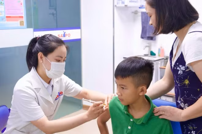 Tiêm vaccine phòng cúm cho trẻ khi vào mùa tựu trường.