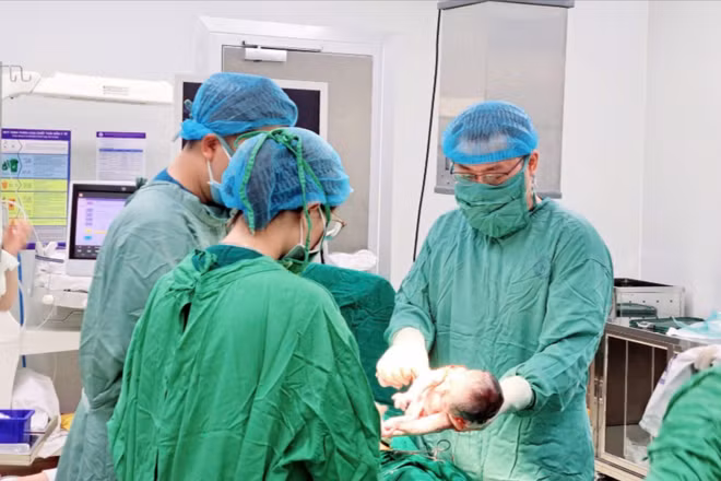 Bác sĩ phẫu thuật lấy thai cho sản phụ. 