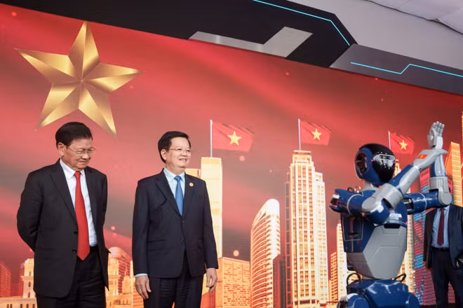 Các nhà lãnh đạo đã cùng bước lên sân khấu giao lưu trực tiếp với robot hình người do Công ty Cổ phần VinMotion phát triển.