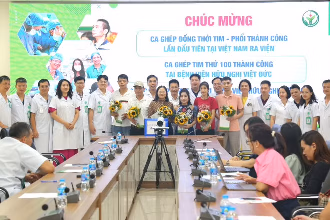 Lãnh đạo Bệnh viện Hữu nghị Việt Đức chúc mừng người bệnh ra viện. 