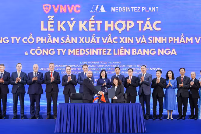 Ông Konstantin Gorodnitsky Trưởng Văn phòng Đại diện Công ty Medsintez tại Việt Nam và bà Trần Thị Hồng Thủy, Giám đốc Nhà máy Vaccine và Sinh phẩm VNVC ký kết hợp tác dưới sự chứng kiến của Bộ trưởng Bộ Y tế Liên bang Nga Mikhail Murashko và Bộ trưởng Bộ Y tế Việt Nam Đào Hồng Lan. (Ảnh: PHẠM GIANG)