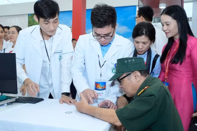 Khám bệnh miễn phí cho các cựu chiến binh. 