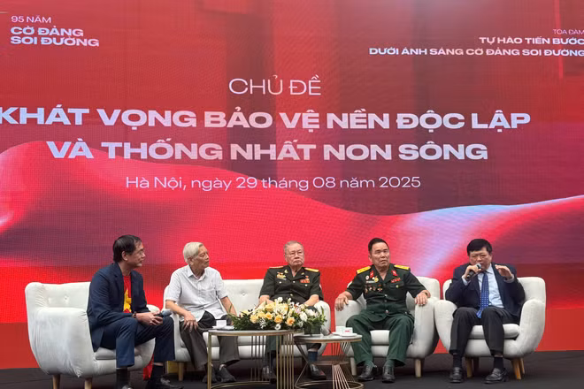 Các khách mời tham dự tọa đàm chia sẻ về "Khát vọng Bảo vệ nền độc lập và thống nhất non sông".