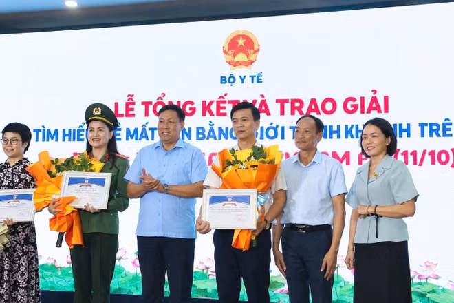 Thứ trưởng Y tế Đỗ Xuân Tuyên trao giải tập thể. (Ảnh: Cục Dân số)