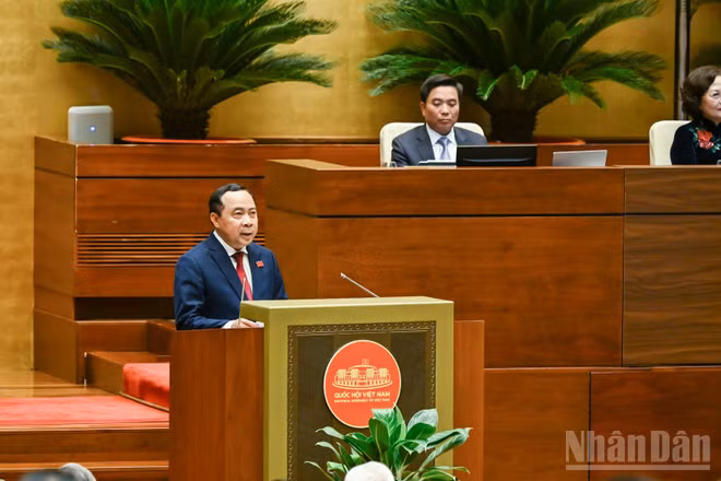 Bộ trưởng Khoa học và Công nghệ Vũ Hải Quân, thừa ủy quyền của Thủ tướng Chính phủ, trình bày Tờ trình về dự án Luật sửa đổi, bổ sung một số điều của Luật Đo lường. (Ảnh: DUY LINH)