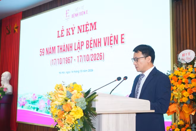 Tiến sĩ, bác sĩ Nguyễn Công Hựu, Giám đốc Bệnh viện E phát biểu tại lễ kỷ niệm. (Ảnh: Bệnh viện cung cấp)