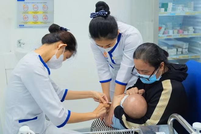 Tiêm vaccine phòng não mô cầu. (Ảnh: VNVC)