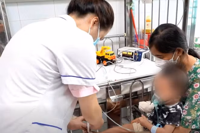 Bệnh nhi điều trị cúm tại Bệnh viện Nhi Trung ương. (Ảnh: BVCC)