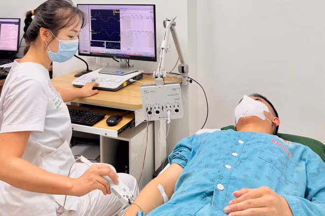 Người bệnh được đo điện thần kinh cơ tại Khoa Chẩn đoán chức năng, Bệnh viện Trung ương Quân đội 108.