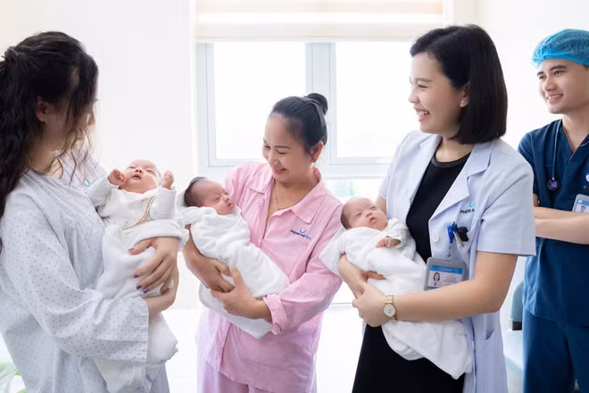 Tiến sĩ, bác sĩ Nguyễn Thị Sim chúc mừng gia đình sản phụ. (Ảnh: BVCC)