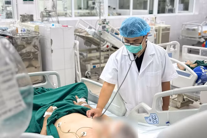 Bệnh nhi nằm điều trị cúm A. (Ảnh: BVCC)