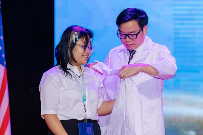 Giáo sư, Tiến sĩ, bác sĩ Trần Trung Dũng trao áo Blouse trắng cho tân sinh viên Y khoa Hoàng Thị Linh Nhi tại lễ khai giảng VinUni.