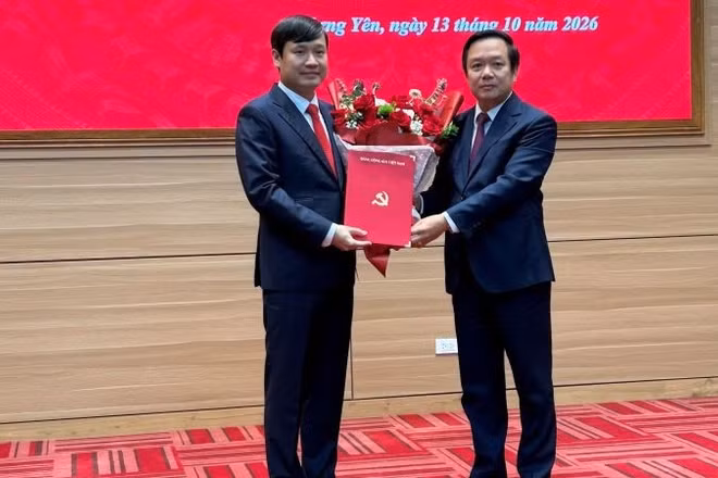 Bí thư Tỉnh ủy Hưng Yên Phạm Quang Ngọc trao Quyết định điều động, bổ nhiệm đồng chí Nguyễn Tuấn Phong, Tỉnh ủy viên, Chánh Văn phòng Tỉnh ủy giữ chức Trưởng Ban Tuyên giáo Tỉnh ủy Hưng Yên. (Ảnh: PHẠM HÀ)