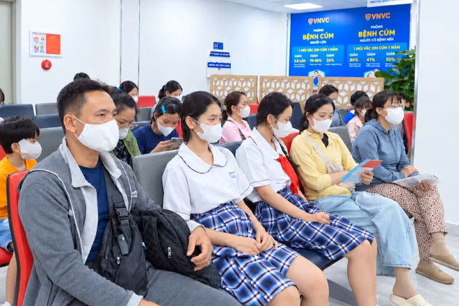Người dân đến tiêm vaccine. (Ảnh: VNVC)