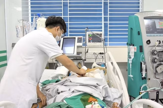 Bệnh nhân nằm điều trị tại Bệnh viện Bệnh Nhiệt đới Trung ương. 