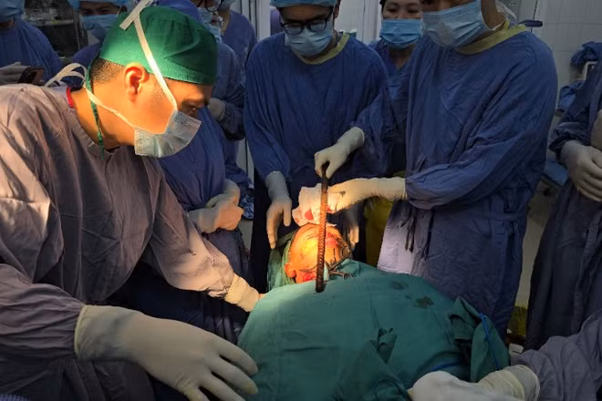 Bệnh nhân được phẫu thuật cấp cứu khẩn cấp.