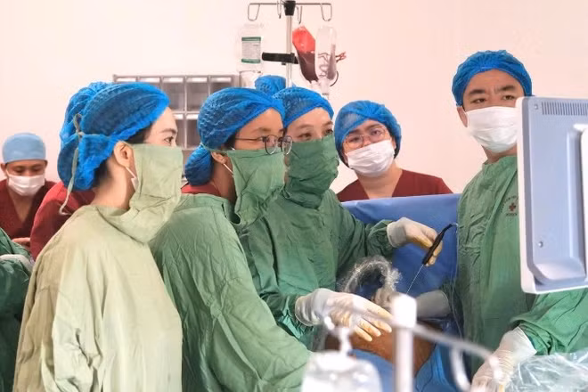 Ê-kíp Tiến sĩ, bác sĩ Phan Thị Huyền Thương và Tiến sĩ, bác sĩ Đỗ Tuấn Đạt thực hiện can thiệp bào thai cho sản phụ.