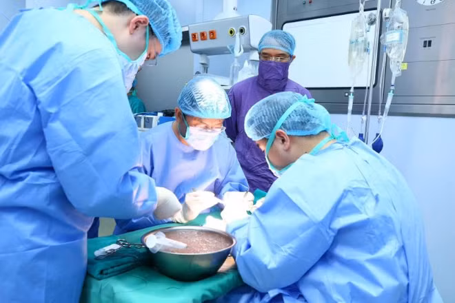 Các kíp phẫu thuật phối hợp nhịp nhàng, khẩn trương, chính xác tuyệt đối. Gan, tim, thận, giác mạc… lần lượt được lấy và bảo quản an toàn theo quy trình nghiêm ngặt.