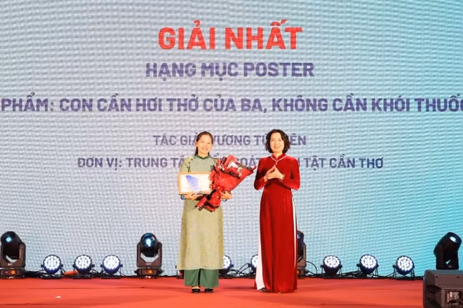 Phó Giáo sư, Tiến sĩ Nguyễn Thị Liên Hương, Thứ trưởng Y tế trao giải Nhất cho tác giả. 