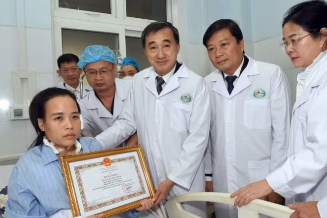 Giáo sư, Tiến sĩ Trần Văn Thuấn, Thứ trưởng Y tế tặng bằng khen cho điều dưỡng tại Bệnh viện Sản Nhi Nghệ An bị bạo hành nghiêm trọng.