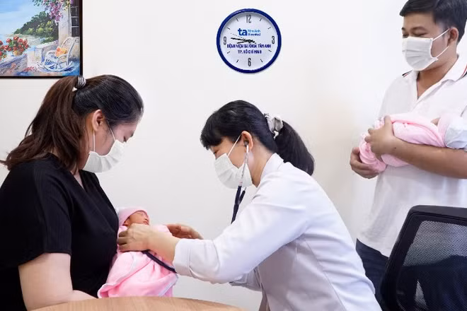 Những em nhỏ đầu tiên được tiêm kháng thể đơn dòng Nirsevimab của Sanofi.