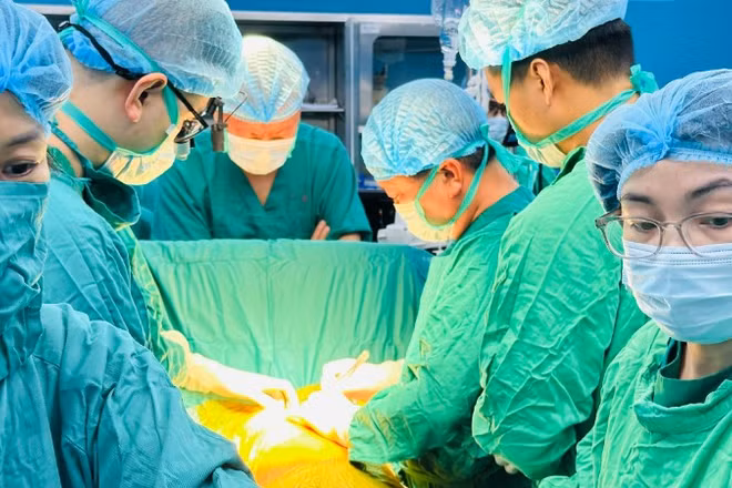 Ê-kíp bác sĩ tiến hành ghép phổi cho người bệnh. 