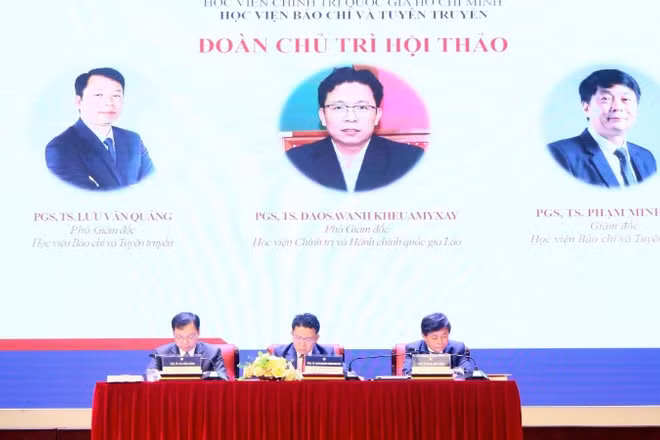 Đoàn chủ trì hội thảo. 