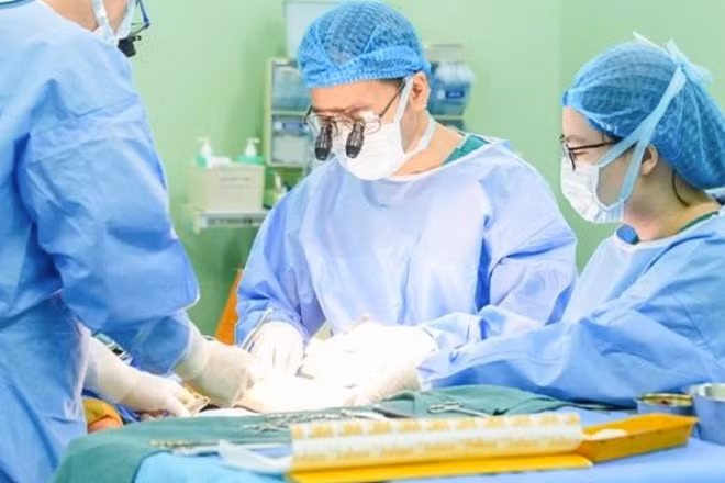 Tiến sĩ, bác sĩ Hoàng Hải Đức cùng ê-kíp thực hiện phẫu thuật cho bệnh nhi.