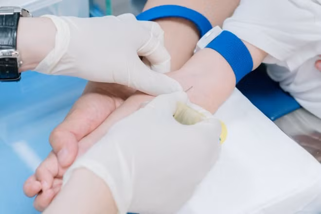 Nếu cha mẹ thấy trẻ sốt cao không hạ, khó thở, khò khè tăng, nôn nhiều, bỏ ăn hoặc mệt lả thì đưa trẻ đến cơ sở y tế gần nhất để được chẩn đoán và điều trị kịp thời, tránh biến chứng nặng.