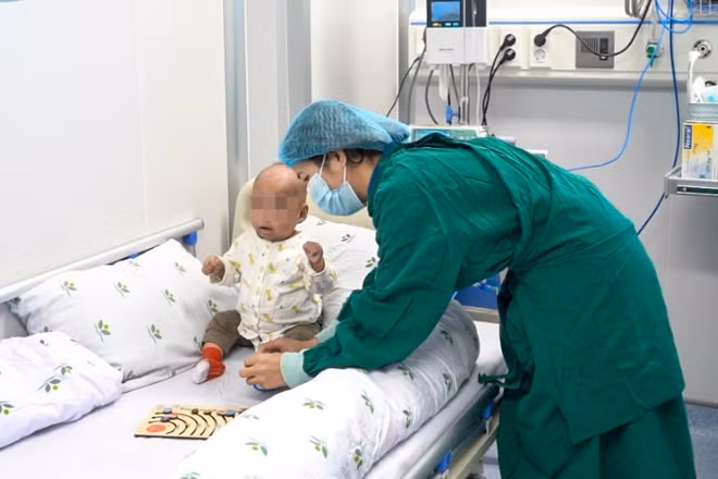Bệnh nhi được chăm sóc và theo dõi sát sao trong quá trình hậu ghép.