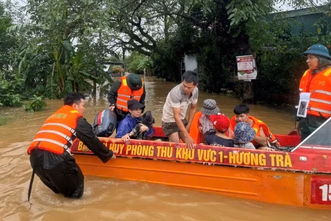 Người dân Huế được kêu gọi tuân thủ nghiêm mệnh lệnh sơ tán, không chủ quan, chủ động các biện pháp ứng phó nhằm bảo vệ an toàn tính mạng và tài sản. (Ảnh: BÁO NHÂN DÂN)