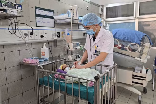 Bé gái đang được theo dõi và chăm sóc đặc biệt tại Phòng Sơ sinh, Trung tâm Nhi khoa, Bệnh viện Bạch Mai.