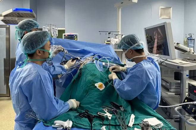 Các bác sĩ tiến hành phẫu thuật thành công khối phình khổng lồ động mạch thận có áp dụng ghép thận tự thân.