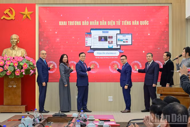 Các đại biểu nhấn nút khai trương Báo Nhân Dân điện tử tiếng Hàn Quốc.