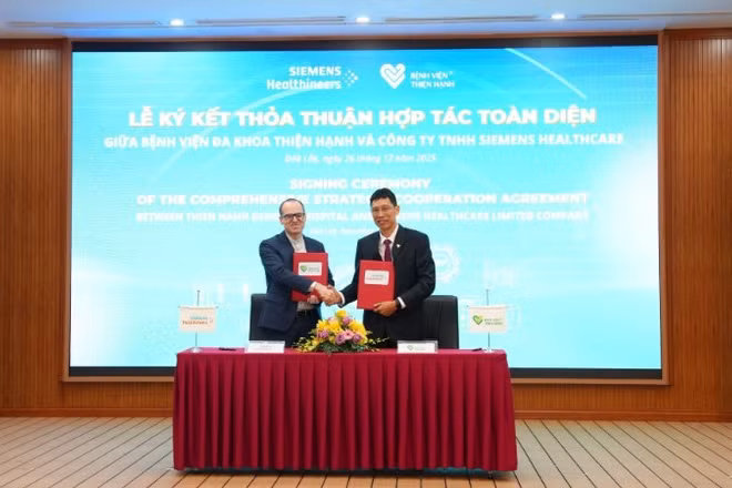 Đại diện lãnh đạo hai bên tại buổi lễ ký kết.