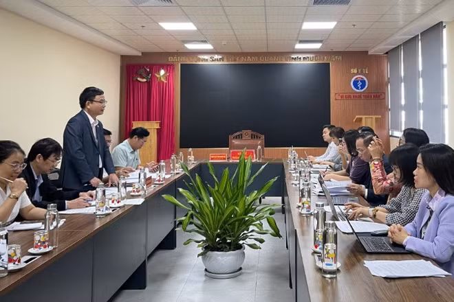 Thạc sĩ, bác sĩ chuyên khoa I Hoàng Trọng Quý, Phó Giám đốc Sở Y tế thành phố Huế trao đổi về công tác dân số của thành phố. 