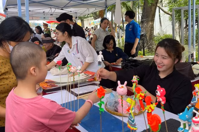 Lại Khánh H. (Ninh Bình) nhận tò he hình bác sĩ. 