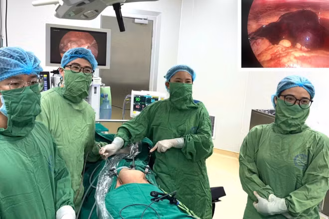 Bác sĩ can thiệp kịp thời cho sản phụ. 