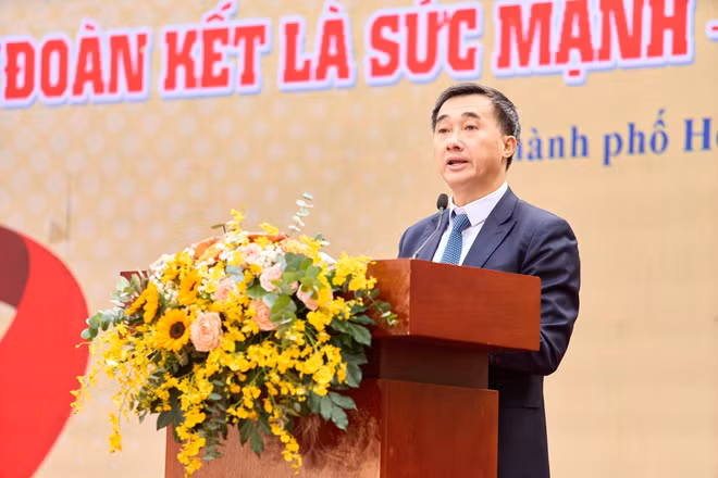 Giáo sư, Tiến sĩ Trần Văn Thuấn, Thứ trưởng Y tế. 