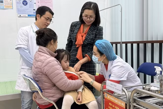 Y, bác sĩ Trạm Y tế phường Nghĩa Đô tiêm vaccine cho trẻ trên địa bàn để phòng các bệnh truyền nhiễm.