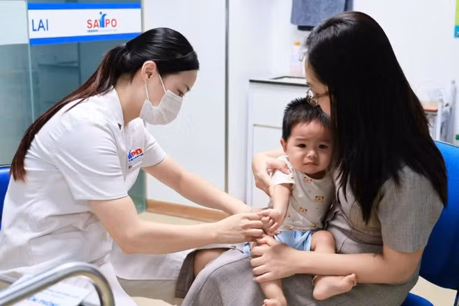 Tiêm phòng cúm cho trẻ.