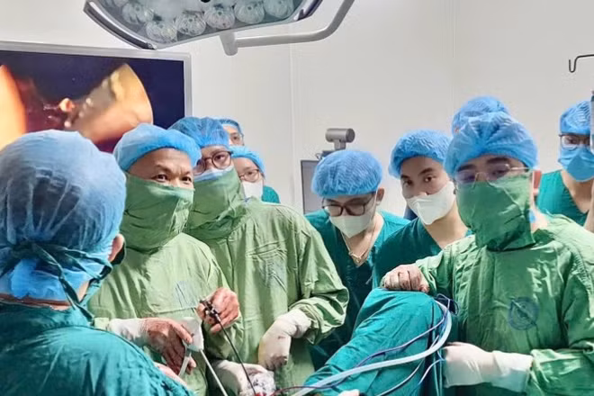Các bác sĩ tiến hành kỹ thuật phẫu thuật nội soi. 