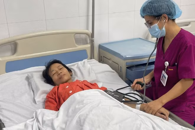 Bác sĩ thăm, khám cho nữ bệnh nhân.