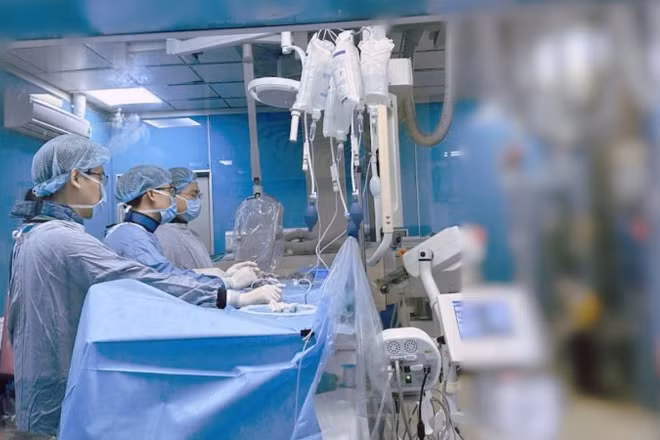 Các bác sĩ Khoa Chẩn đoán hình ảnh – Bệnh viện Hữu nghị Việt Đức đang tiến hành lấy huyết khối tĩnh mạch não cho bệnh nhân T.