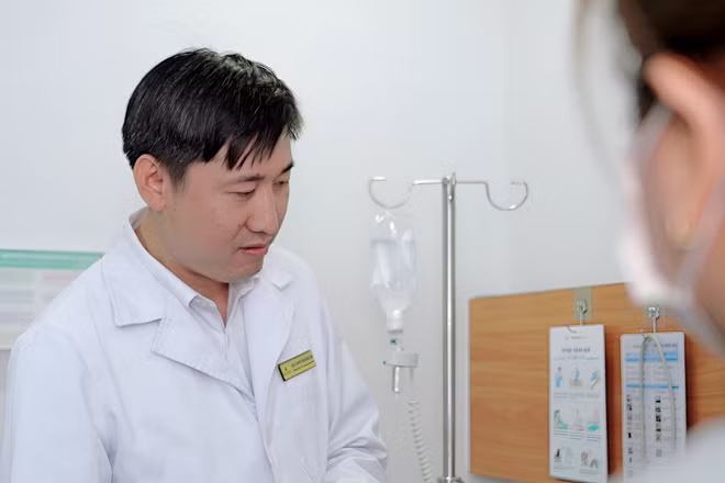 Thạc sĩ, bác sĩ chuyên khoa II Nguyễn Trần Quang Sáng thăm khám sức khỏe cho bệnh nhi trước ca mổ.
