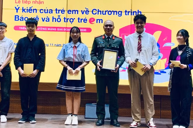 Tại buổi lễ, 5 em nhỏ đại diện cho 2.775 trẻ em tại 16 tỉnh, thành phố trên cả nước đã có phần trình bày về thực trạng, lợi ích và rủi ro khi trẻ em tham gia môi trường mạng.